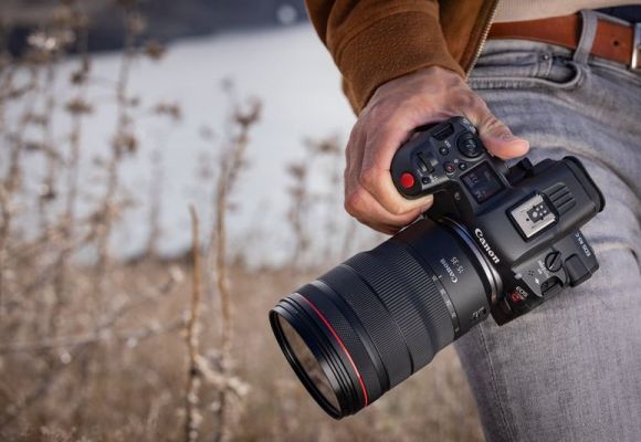 EOS R5 C la prima videocamera ibrida di Canon